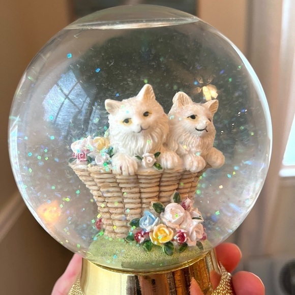 Vintage Eleco Snow Globe Fluffy White Cats in Basket, Made in Taiwan, Like New - Picture 5 of 17